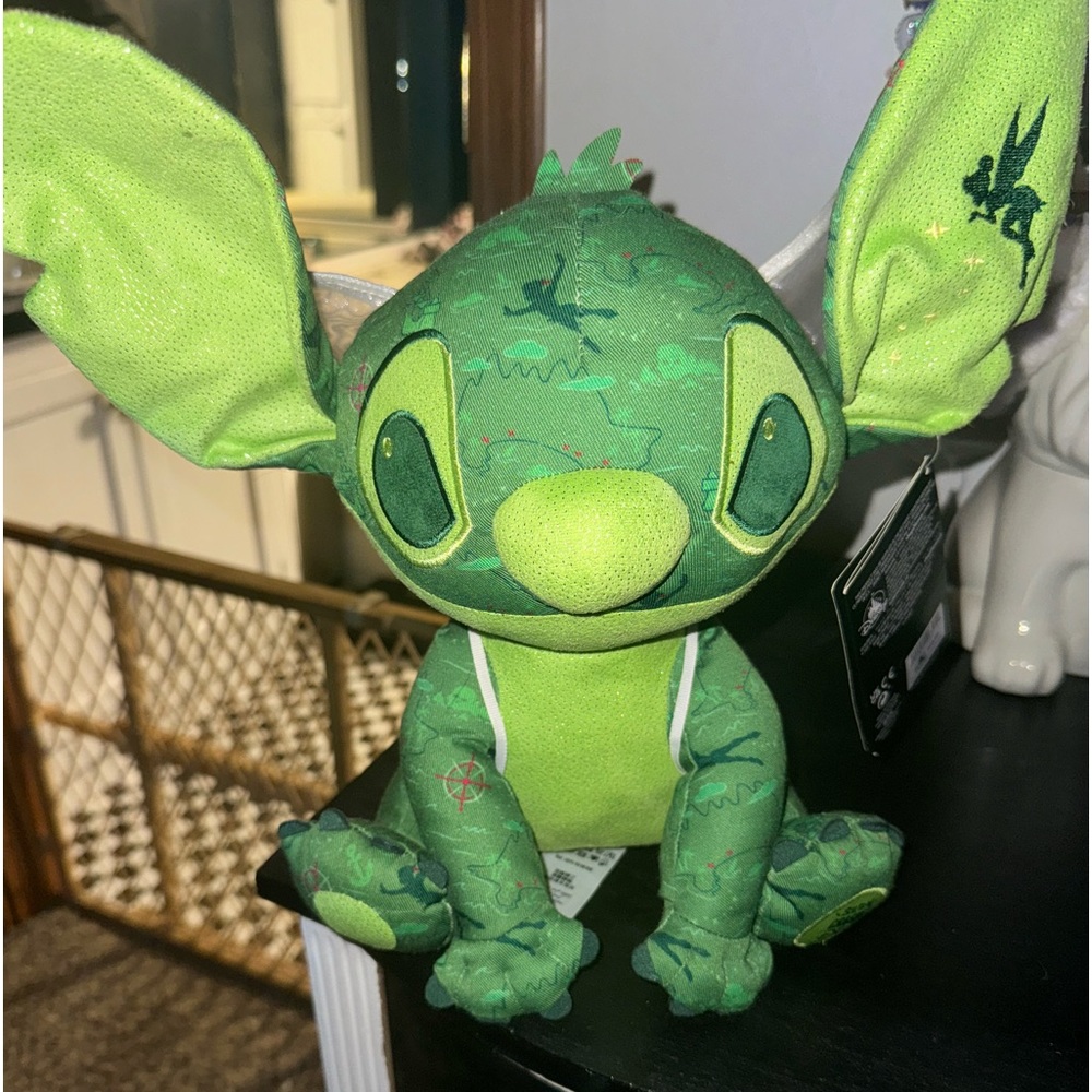 Stitch crashes Disney Peter Pan